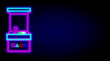 Geriye dönük atari salonu titreşimli bir neon pençe makinesi karanlıkta tek başına duruyor, pembe ve mavi ışıklarla parlıyor, nostaljik oyun cazibesini çağrıştırıyor.