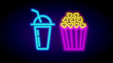 Patlamış mısır ve içkinin parlak bir neon görüntüsü birlikte otururken, canlı bir şekilde sarı ve mavi renkte, klasik film atıştırmalıklarını temsil ediyor.