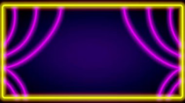 Pembe perdeleri olan sarı kenarlı bir sahne performans, neon ve klasik tiyatroların birleşiminin beklentisini uyandırıyor.
