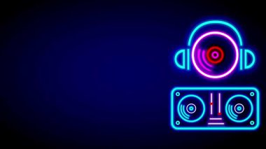 Pikabın üzerinde canlı bir neon kulaklık simgesi ses deneyimini, teknoloji donanımını ve dijital müzik ortamlarını sembolize eder.