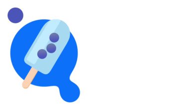 Mavi arka planda mavi böğürtlenli dondurma. Meyvemsi tazeliği ve donmuş tatlı deneyimini sembolize ediyor.