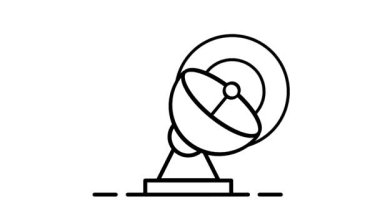 Büyük bir radar çanağı temiz beyaz bir arkaplanda dışarıya sinyal gönderiyor, büyük sinyal iletimini ve geniş veri iletimini simgeliyor