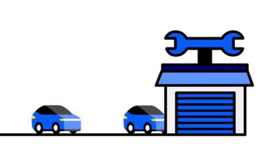 Otomobil bakım ve onarım çözümlerini sembolize eden dev bir ingiliz anahtarının yer aldığı bir otomobil servis istasyonuna giren arabalar