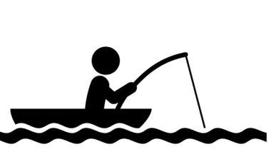 Bir kişi teknede oturup balık tutar, sabrı, sakinliği ve doğada geçirilen zamanın ödüllendirici deneyimini temsil eder.