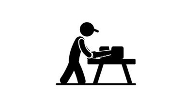 Bir işçi, teknik beceri, doğruluk ve marangozluk veya inşaat projelerinde gereken çabayı gösteren bir tezgahta testere kullanır.