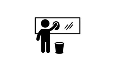 Bir insan cam pencereyi temizleme aletleri ve kovayla siler. Yüzeyin parlak ve lekesiz olmasını sağlar.