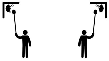 İki işçi, tehlikeli eşekarısı yuvalarını temizlemek ve güvenliği sağlamak için araçlar kullanarak işbirliği yapıyor.