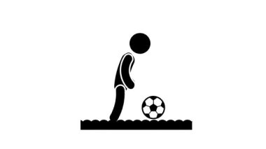 Bir çocuk futbol topuyla ayakta duruyor, oyun, kararlılık ve çocukluk sporlarının enerjisinde bulunan macera ruhunu simgeliyor.