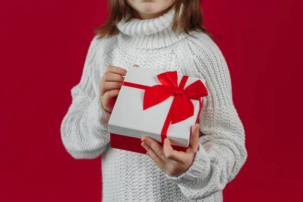 Κοντινό Πλάνο Των Κοριτσιών Χέρια Κρατώντας Λευκό Κόκκινο Κουτί Δώρου — Φωτογραφία Αρχείου