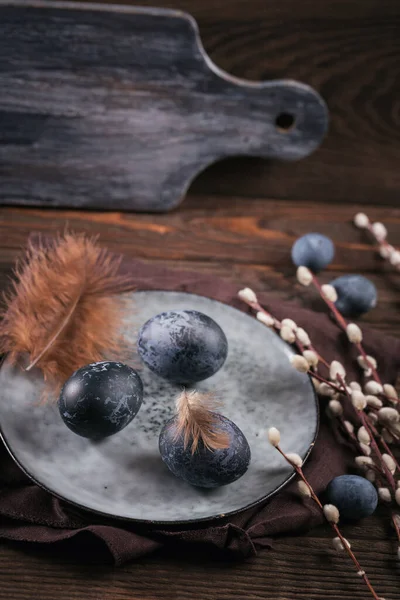 Пасхальные Яйца Окрашены Вручную Синий Цвет Мраморным Каменным Эффектом Темном — стоковое фото