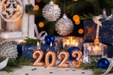 Soyut Advent 2023 Arkaplan. Noel kartında tatil havası var. Kapalı alanda yanan mumlarla süslenmiş Noel feneri.