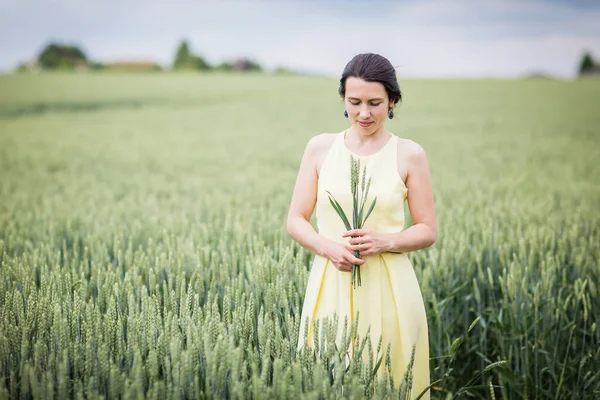 Životní Styl Portrét Mladé Stylové Ženy Kráčející Pšeničném Poli Držící — Stock fotografie