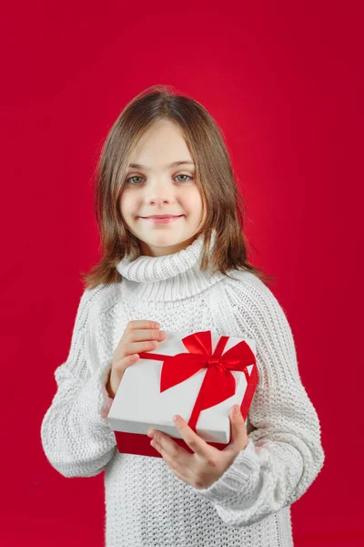 Счастливая Молодая Улыбающаяся Девушка Держа Перед Собой Белую Красную Подарочную — стоковое фото