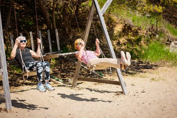 Dos Ancianas Balanceándose Alegremente Columpio Teniendo Abanico Concepto Jubilación Feliz — Foto de Stock