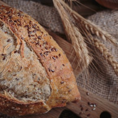 Taze pişmiş tahıllı ekmek, yulaf, keten tohumu ve susam tohumları. Fırın ürünleri