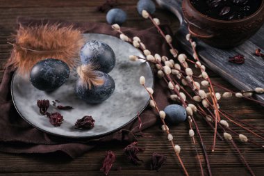 Paskalya için doğal boya ile yumurta boyama işlemi. Gıda boyasıyla doğal ekolojik lekeler. Boyalı Organik Malzemeler Paskalya Yumurtaları.