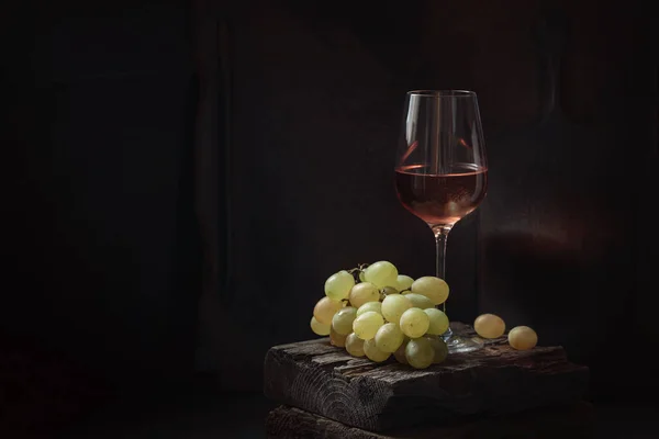 Ποτήρι Ροζέ Κρασιού Ώριμα Λευκά Σταφύλια Σκούρο Φόντο Νεκρή Φύση — Φωτογραφία Αρχείου