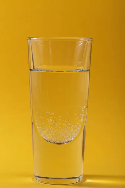 Copo Água Espumante Pura Fundo Amarelo Com Sombras Moda Reflexões — Fotografia de Stock
