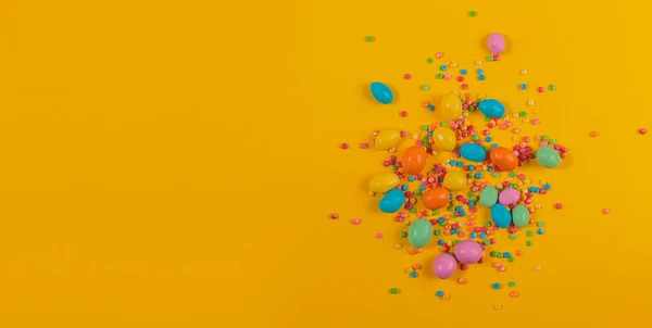 Langes Banner Mit Köstlichen Schokolade Bunten Bonbons Auf Gelbem Hintergrund — Stockfoto