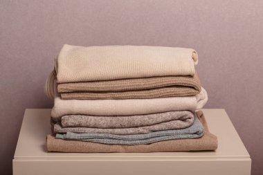 İkinci el giysiler, bağışlanmaya hazır, kullanılmış gardırop. Dairesel moda, hızlı moda, kıyafet geri dönüşümü, çevre dostu sürdürülebilir alışveriş, yeniden satış, ikinci el mağazaları konsepti