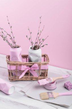 El yapımı vazo ya da saksılarla sürdürülebilir bir hobi. Yaratıcı DIY fikri, ev dekorasyonu için yükseltilmiş teneke kaplar.