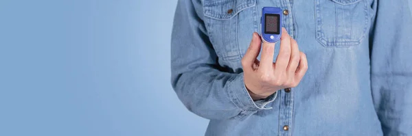 Unrecognizable Woman Self Testing Blood Oxygen Levels Pulse Oximeter Her — Stock Photo, Image
