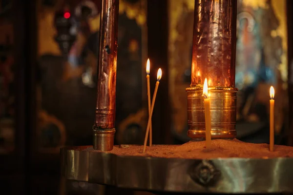 Ορθόδοξη Εκκλησία Χριστιανισμός Εσωτερική Διακόσμηση Αναμμένα Κεριά Και Εικόνες Στην — Φωτογραφία Αρχείου