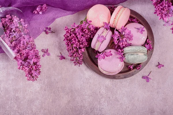 Süße Pastellfarbene Französische Makronen Und Fliederfarbene Blumen Auf Hellgrauem Hintergrund — Stockfoto