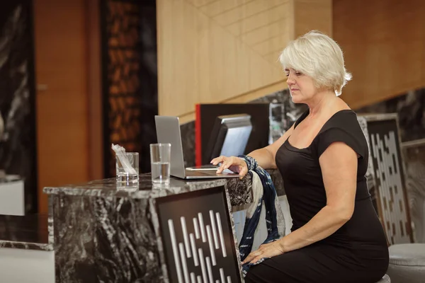 Ελκυστική Ώριμη Γυναίκα Κάθεται Στο Μπαρ Του Ξενοδοχείου Φορητό Υπολογιστή — Φωτογραφία Αρχείου