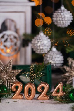 Soyut Advent 2024 Arkaplan. Noel kartında tatil havası var. Fenerli Noel Feneri, hediyeli Dekorasyon ve Odaklanmış Işıklar