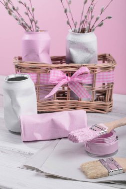 El yapımı vazo ya da saksılarla sürdürülebilir bir hobi. Yaratıcı DIY fikri, ev dekorasyonu için yükseltilmiş teneke kaplar.