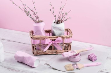 El yapımı vazo ya da saksılarla sürdürülebilir bir hobi. Yaratıcı DIY fikri, ev dekorasyonu için yükseltilmiş teneke kaplar.