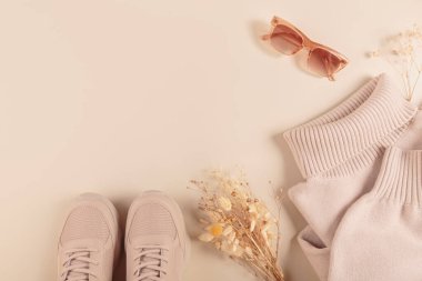 Sonbahar kadın aksesuarları koleksiyonuyla yatıyordu. Sıcak bej ayakkabılar ve soğuk hava için kıyafetler. Alışveriş, moda blogu, satış, moda rengi konsepti