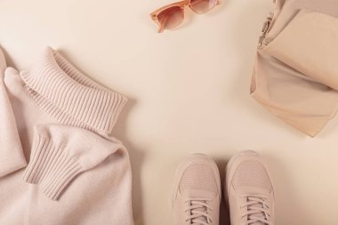 Sonbahar kadın aksesuarları koleksiyonuyla yatıyordu. Sıcak bej ayakkabılar ve soğuk hava için kıyafetler. Alışveriş, moda blogu, satış, moda rengi konsepti