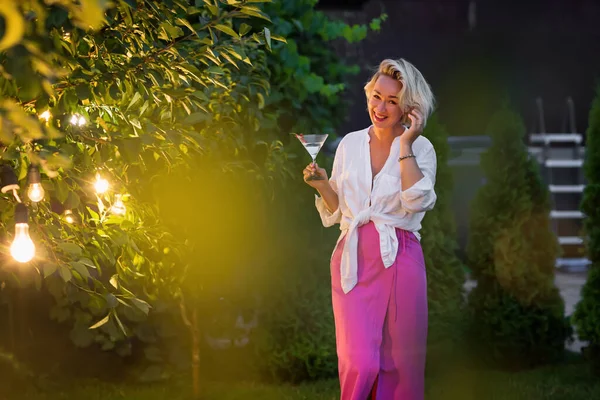 Attractive Young Blonde Woman Drinking Dry Martini Backyard Evening Cocktail — Stock fotografie