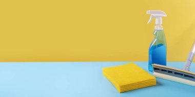 Mavi arkaplandaki pencereleri temizlemeye ayarlayın. Oda servisi kavramı, profesyonel temizlik hizmeti, ev işi malzemeleri. Kopyalama alanı olan pankart