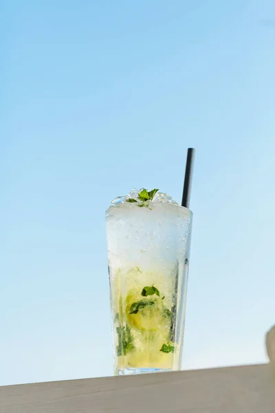 Glass Majito Cocktail Terrace Blue Sea Cool Drink Hot Sunny — Stock Photo, Image
