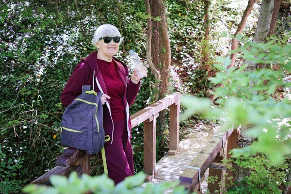 Starší Žena Lesní Stezce Rekreace Zdravý Životní Styl Venku Inspirativní — Stock fotografie