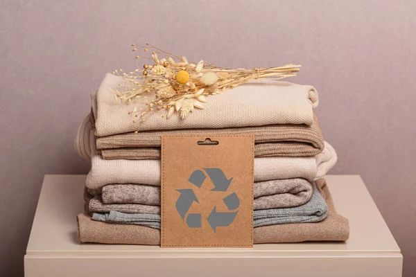 二手服装堆栈与用过的衣柜再利用和卡片与循环经济标志 重复使用 回收物料 减少时尚浪费 二手服装理念 零废物概念 免版税图库照片