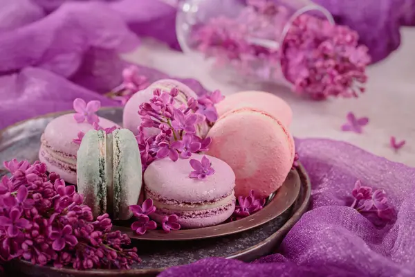 Sweet Pastel French Macaroons Lilac Flowers Light Gray Background Beautiful — Stock Photo, Image