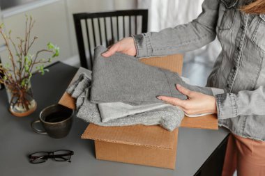 İkinci el gardırobu olan bir kadın kutusu. Yeniden kullanım, geri dönüşüm malzemeleri ve moda atıklarının azaltılması, ikinci el giyim fikri. Dairesel moda, sıfır atık kavramı