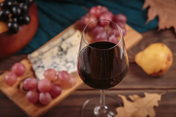 Glas Rött Vin Serveras Med Blå Ost Mörkt Trä Bakgrund — Stockfoto