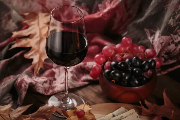 Ένα Ποτήρι Κόκκινο Κρασί Σερβιρισμένο Μπλε Τυρί Σκούρο Ξύλινο Φόντο — Φωτογραφία Αρχείου
