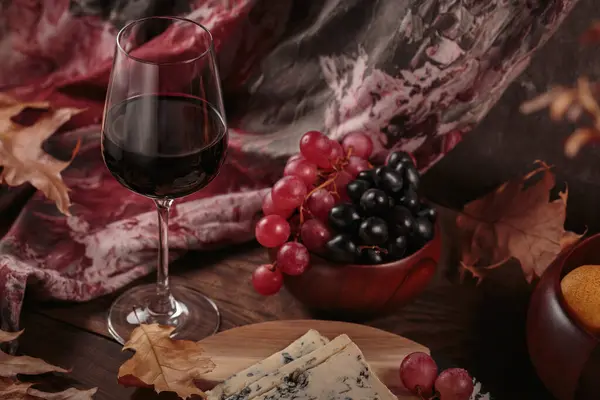 Copo Vinho Tinto Servido Com Queijo Azul Sobre Fundo Madeira — Fotografia de Stock