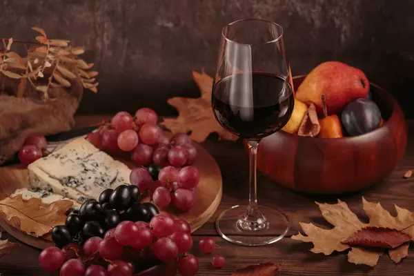 Sklenice Červeného Vína Podávaná Modrým Sýrem Tmavém Dřevěném Pozadí Podzimní — Stock fotografie