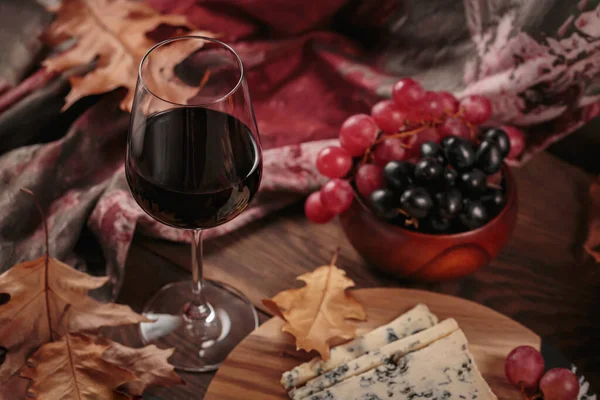 Ένα Ποτήρι Κόκκινο Κρασί Σερβιρισμένο Μπλε Τυρί Σκούρο Ξύλινο Φόντο — Φωτογραφία Αρχείου