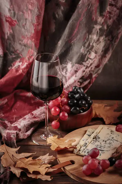 紅白ワイン チーズプレート 季節のフルーツ 乾燥した葉を濃い木の背景に素朴なスタイルでいまだに居心地の良い秋 ワインテイスティング セーター気象コンセプト — ストック写真