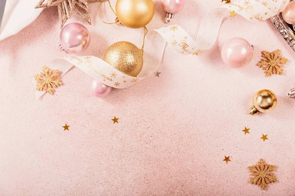Festlicher Weihnachts Und Neujahrshintergrund Mit Goldenen Und Rosa Kugeln Bändern lizenzfreie Stockfotos