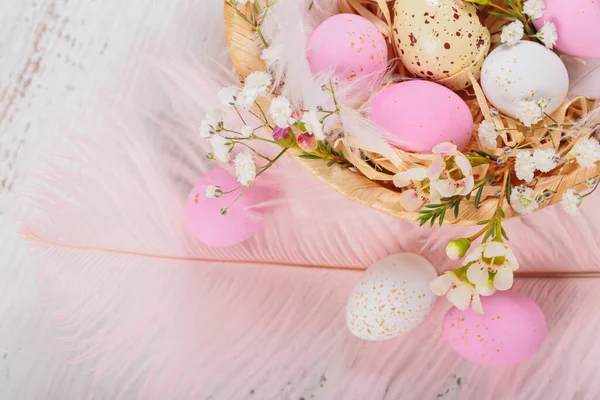 Easter Candy Chocolate Eggs Almond Sweets Lying Birds Nest Decorated lizenzfreie Stockbilder
