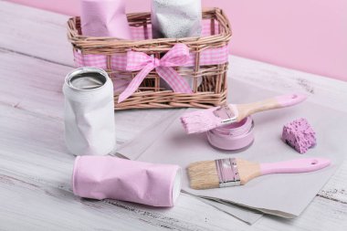 El yapımı vazo ya da saksılarla sürdürülebilir bir hobi. Yaratıcı DIY fikri, ev dekorasyonu için yükseltilmiş teneke kaplar.